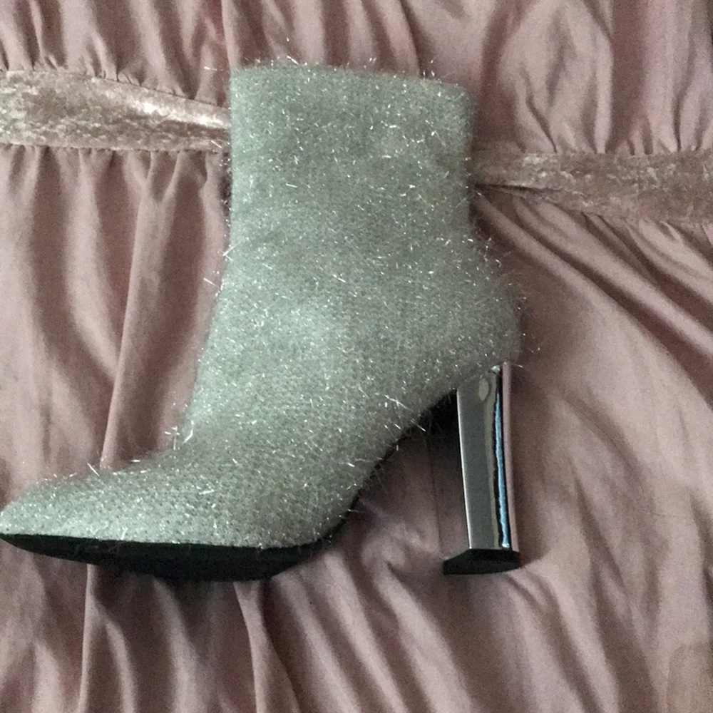 Cape Robin White/Silver booties